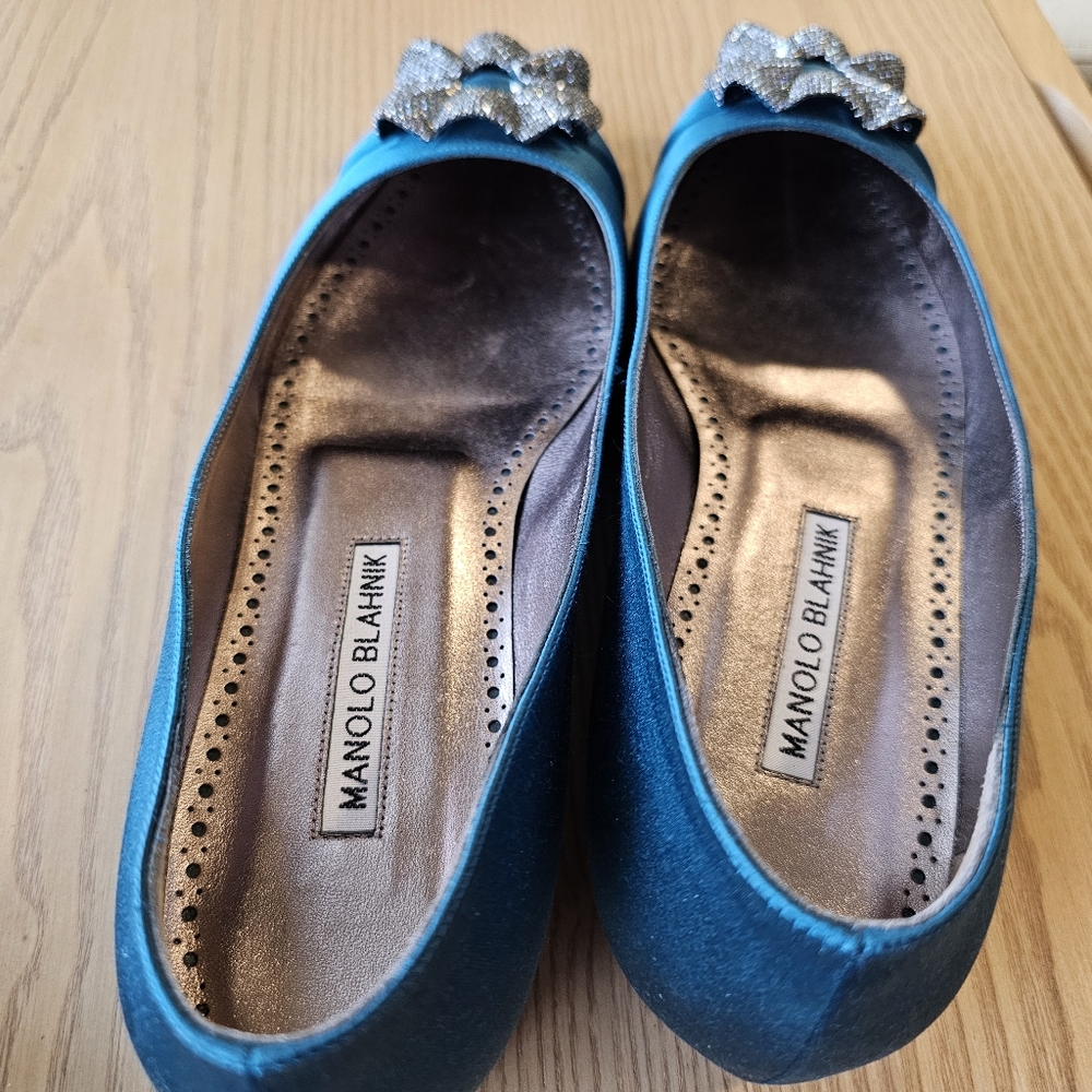 Manolo Blahnik Sinal Wave-Embellished Buckle Satin Flats, Blue - Picture 3 of 8